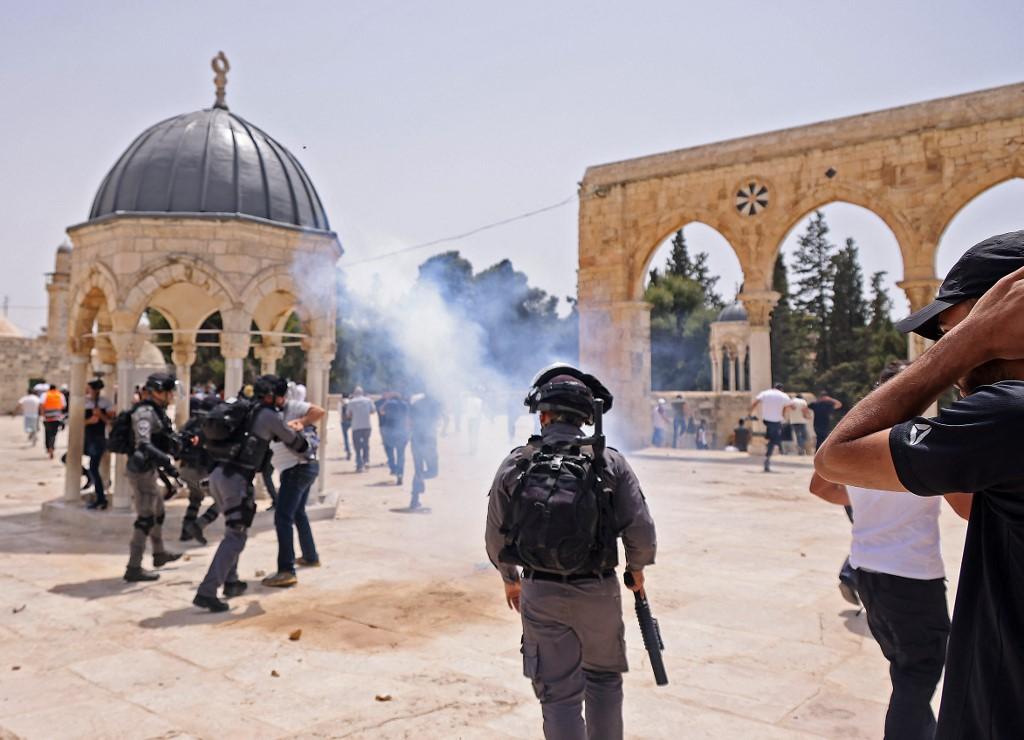 Israeli security forces and Palestinian Muslim worshippers clash in Jerusalem's Al-Aqsa mosque compound, the third holiest site of Islam, on May 21. Photo: AFP