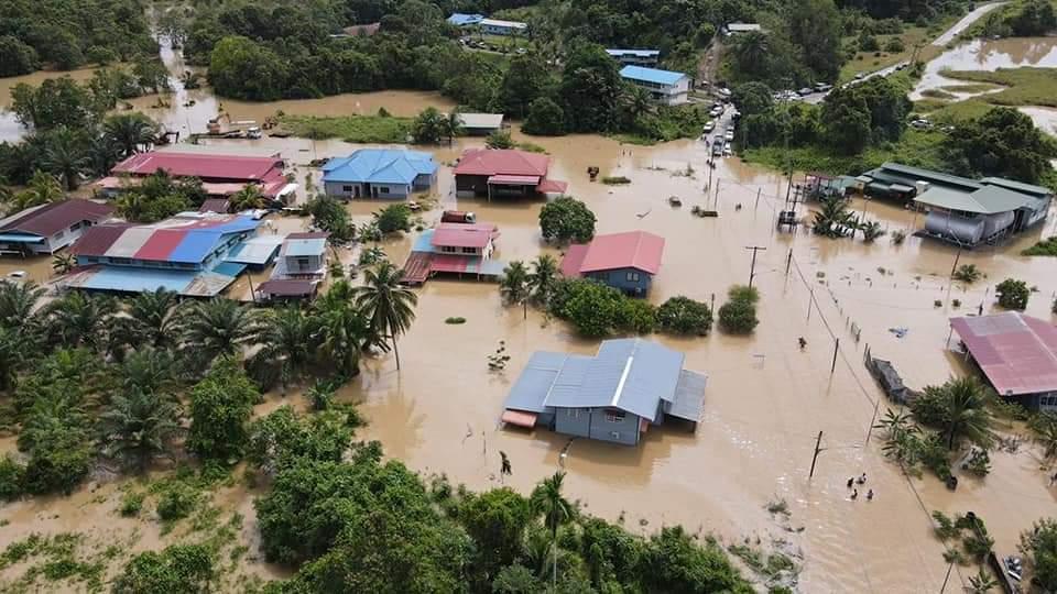 Air melimpah naik ke rumah-rumah di Long Lama, Marudi di Sarawak. Gambar: Jabatan Bomba dan Penyelamat Sarawak.