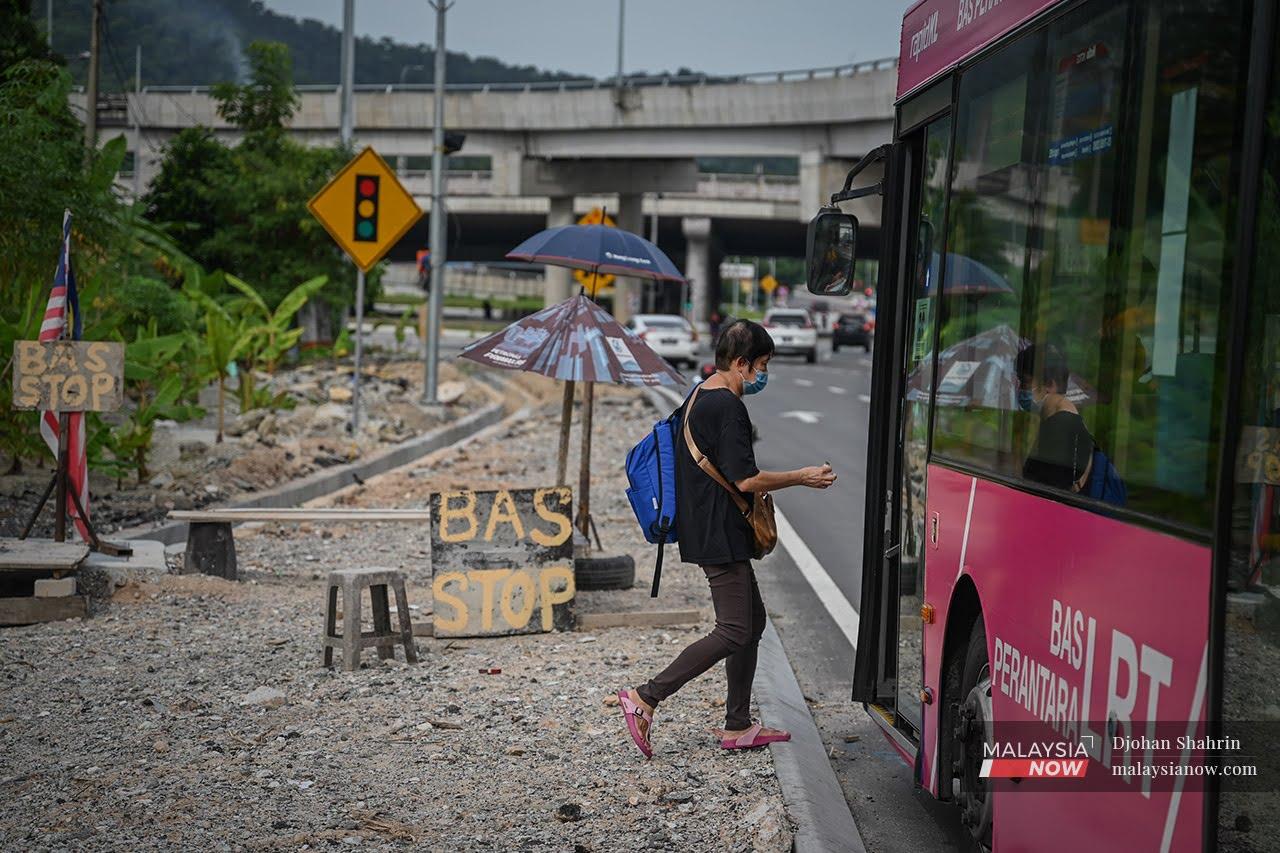 Seorang pengguna pengangkutan awam menaiki bas di hentian bas di Hulu Klang. Pandemik yang menyaksikan SOP ketat dilaksanakan turut menjejaskan pengangkutan awam sekali gus menyukarkan pengguna.