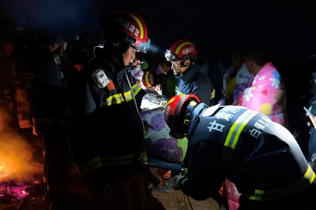 This photo taken on May 22 shows rescuers assisting people who were competing in a 100km cross-country mountain race when extreme weather hit the area near the city of Baiyin in China's northwestern Gansu province. Photo: AFP