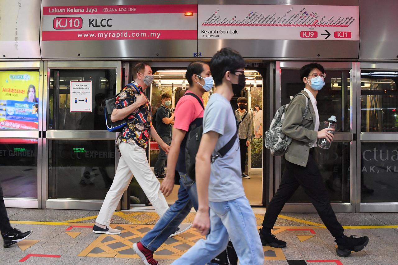Pengguna dilihat menggunakan perkhidmatan tren Transit Aliran Ringan (LRT) di Stesen KLCC seperti biasa meskipun terdapat sedikit gangguan sedikit kelewatan jadual tren daripada biasa berikutan kerja-kerja pembaikan akibat kemalangan dua tren LRT semalam. Gambar: Bernama