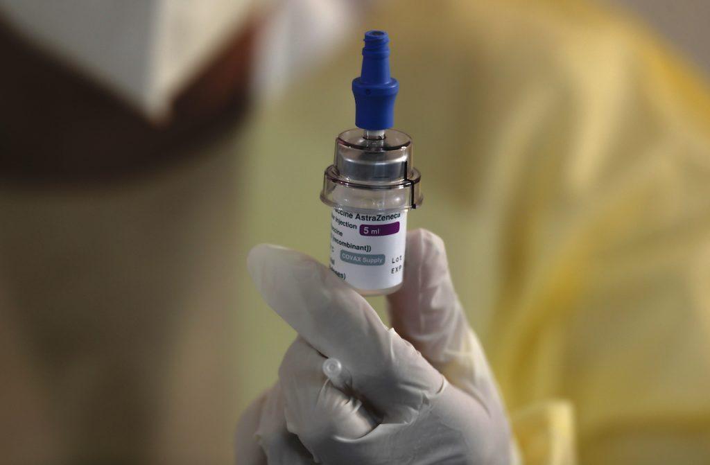 Secara keseluruhan, Malaysia telah menerima 828,000 dos daripada angka sasaran sebanyak 1,387,200 dos vaksin AstraZeneca yang dibekalkan oleh kemudahan Covax. Gambar: AP