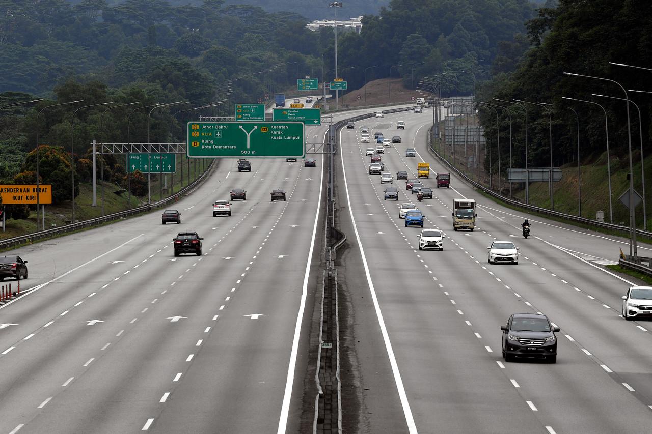 Interstate and inter-district travel is banned under the movement control order. Photo: Bernama
