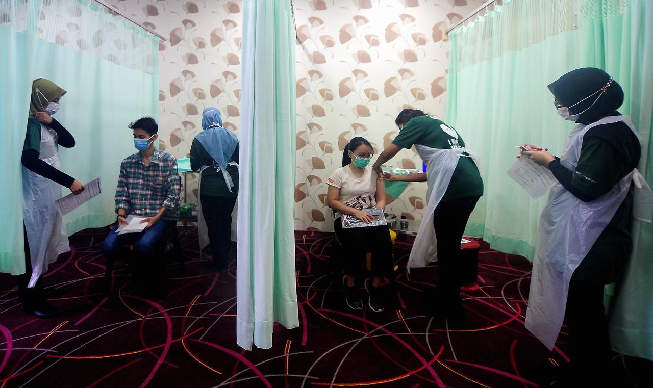 Frontline workers receive a dose of the Pfizer Covid-19 vaccine at the KPJ Selangor Specialist Hospital in Shah Alam. Photo: Bernama