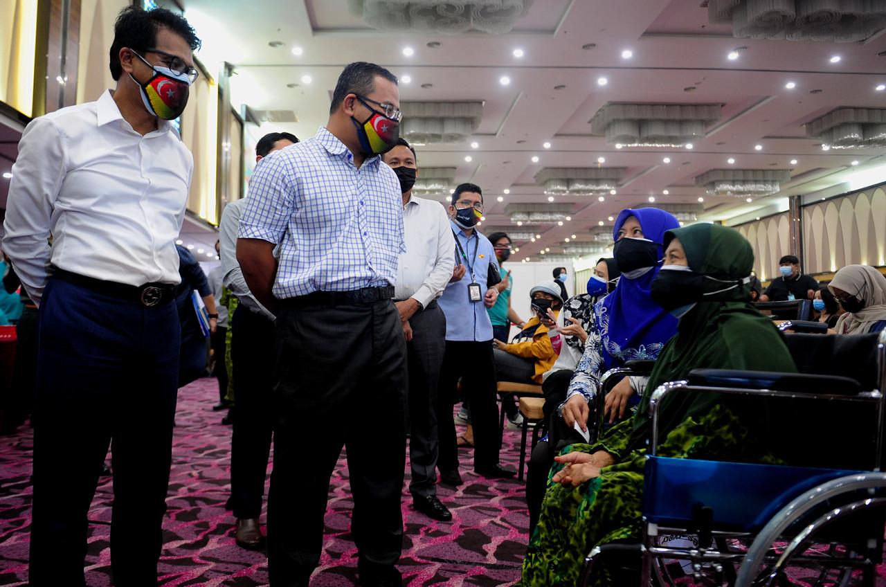 Selangor Menteri Besar Amirudin Shari (second left) chats with vaccine recipients at the vaccination centre at the Ideal Convention Centre in Shah Alam today. Photo: Bernama