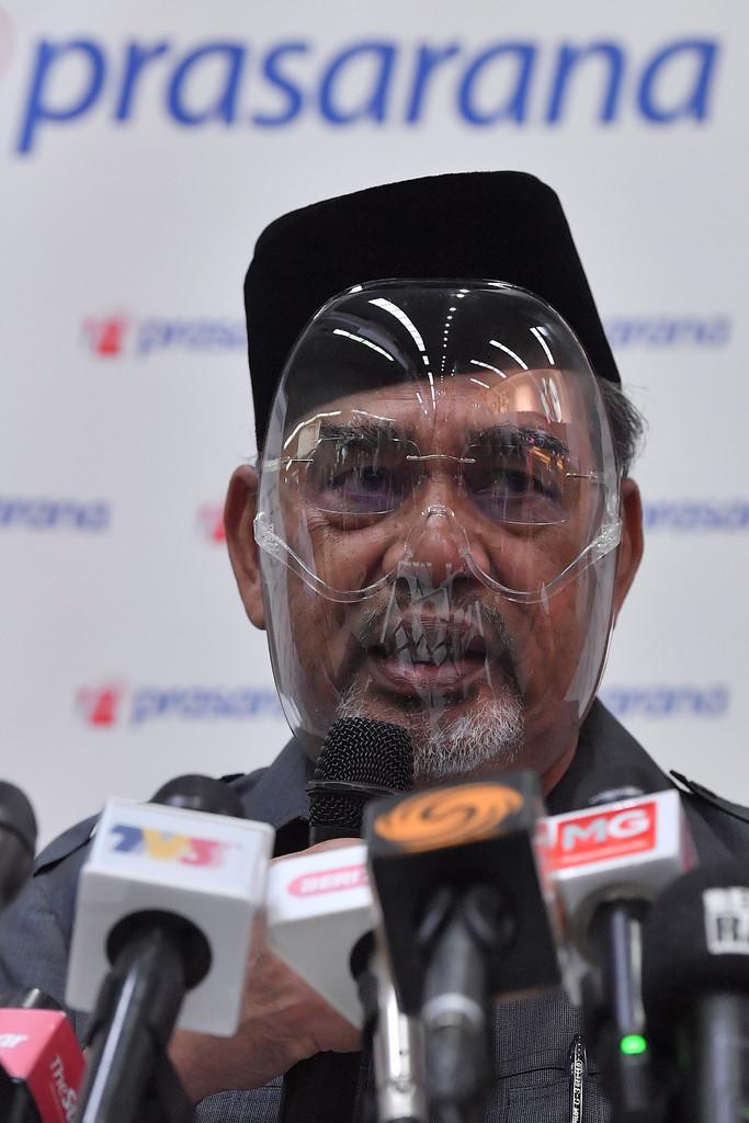 Bekas pengerusi Kumpulan Prasarana Malaysia Berhad (Prasarana) Tajuddin Abdul Rahman bercakap ketika sidang media selepas melawat lokasi dua tren Transit Aliran Ringan (LRT) yang terlibat dalam kemalangan semalam berhampiran Stesen LRT KLCC semalam. Gambar: Bernama