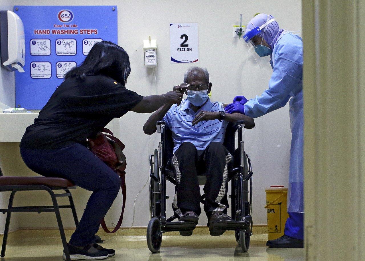 The health ministry has issued a call for volunteers, including medical officers and medical assistant officers. Photo: Bernama