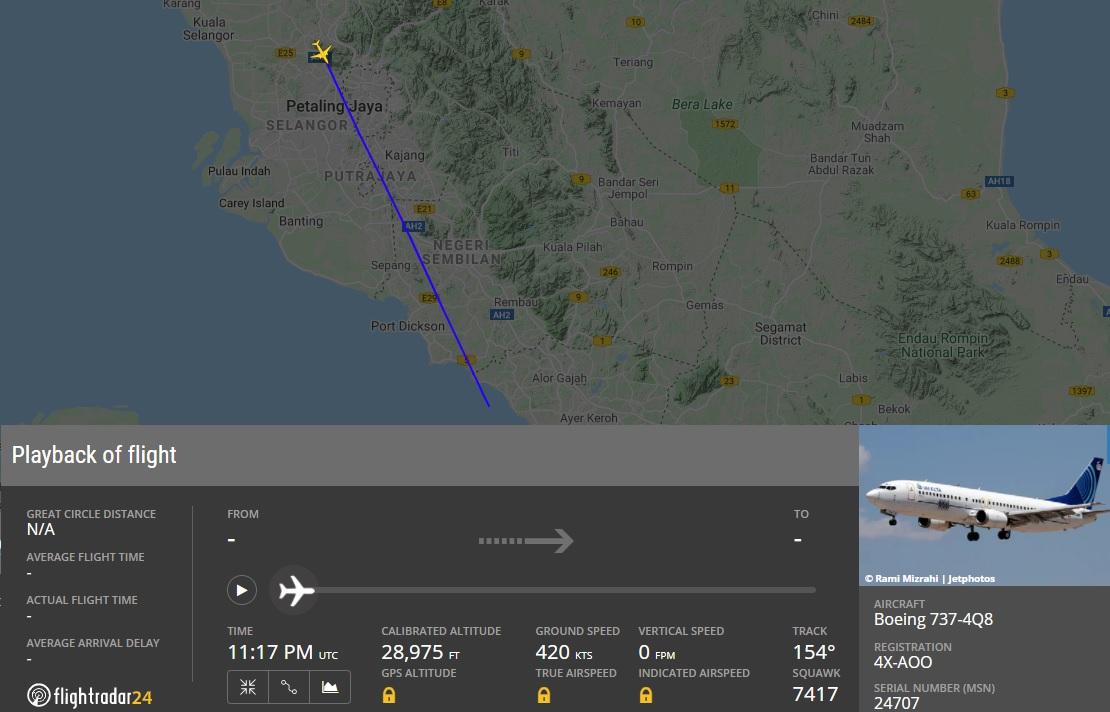 Tangkap layar jejak pesawat dari Flightradar24 menunjukkan Boeing 737-400 dengan nombor pendaftaran 4X-AOO terbang dengan altitud ketinggian 29,000 kaki di Lembah Kelang, lebih tinggi dari 15,000 kaki yang dikawal pihak berkuasa Malaysia.