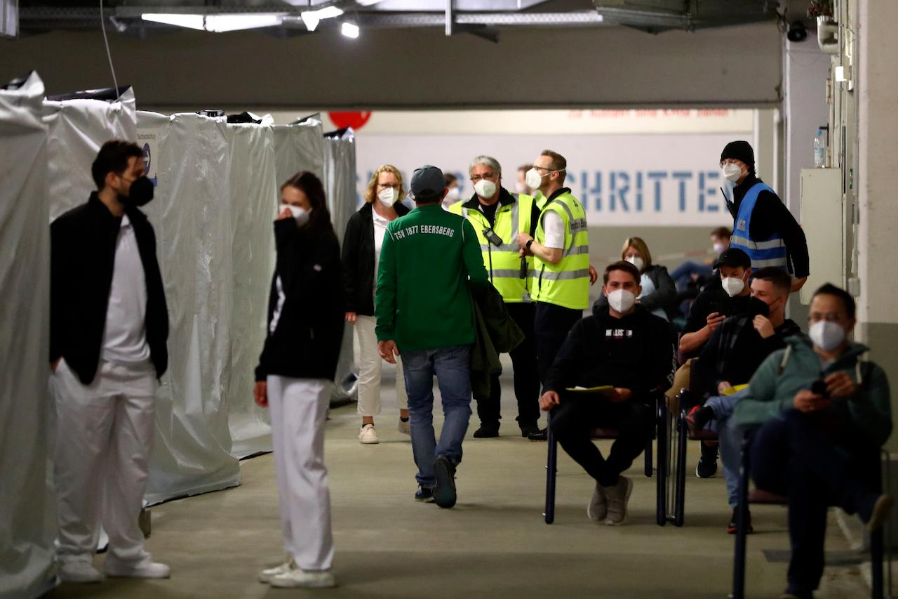 Medical staff work in a converted underground car park vaccination centre in Ebersberg near Munich, Germany, May 15. Photo: AP