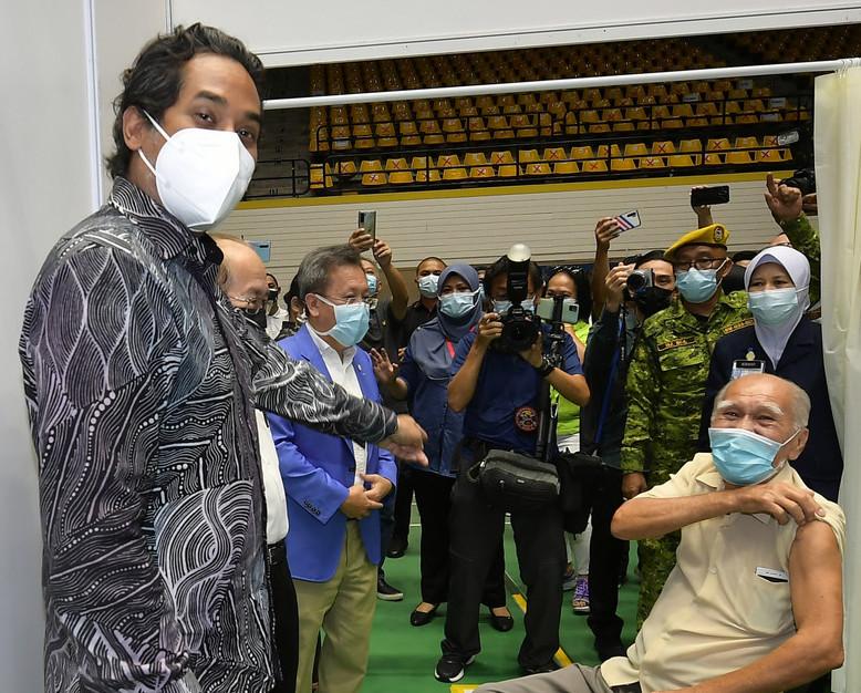 Khairy Jamaluddin (left) visits the vaccination centre at Stadium Perpaduan in Kuching today. With him are Sarawak Deputy Chief Minister Douglas Uggah Embas (second left) and state Housing and Local Government Minister Sim Kui Hian. Photo: Bernama