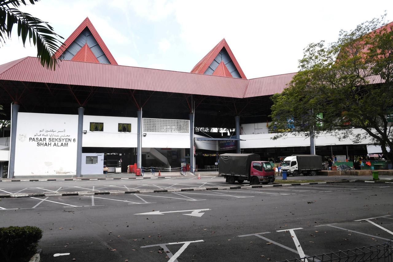 The Section 6 market in Shah Alam has been told to close until May 31 due to Covid-19 infections among the traders. Photo: Bernama