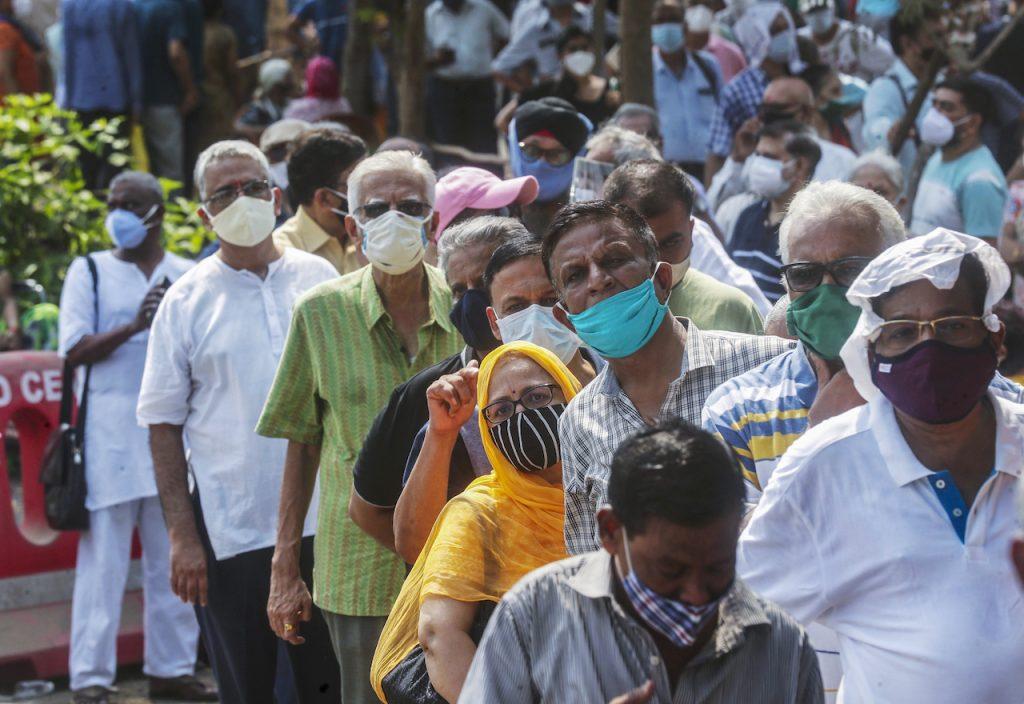Orang ramai beratur panjang untuk mendapatan vaksin Covid-19 di Mumbai, India. Gambar: AP