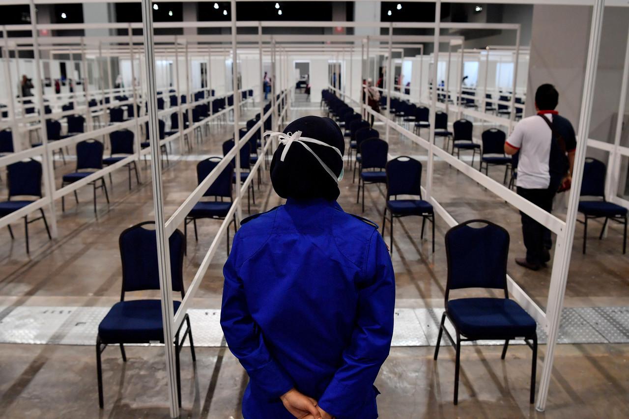 Health workers make last preparations at the vaccination centre at the Malaysia International Trade and Exhibition Centre in Kuala Lumpur which will begin operating tomorrow. Photo: Bernama
