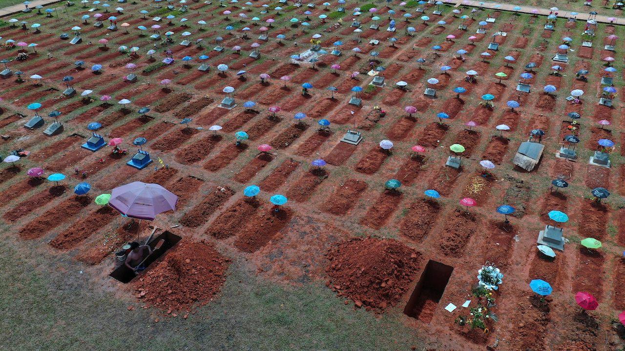 A worker digs a grave in the San Juan Bautista cemetery in Iquitos, Peru, amid the new coronavirus pandemic in this March 20 file photo. Photo: AP