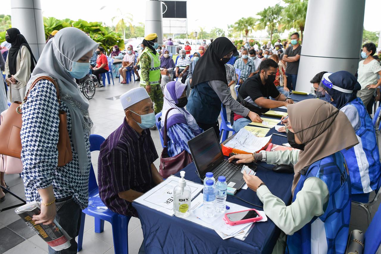 Senior citizens arrive for their vaccination appointments at the Terengganu Science and Creativity Centre in Kampung Laut, Terengganu. Photo: Bernama