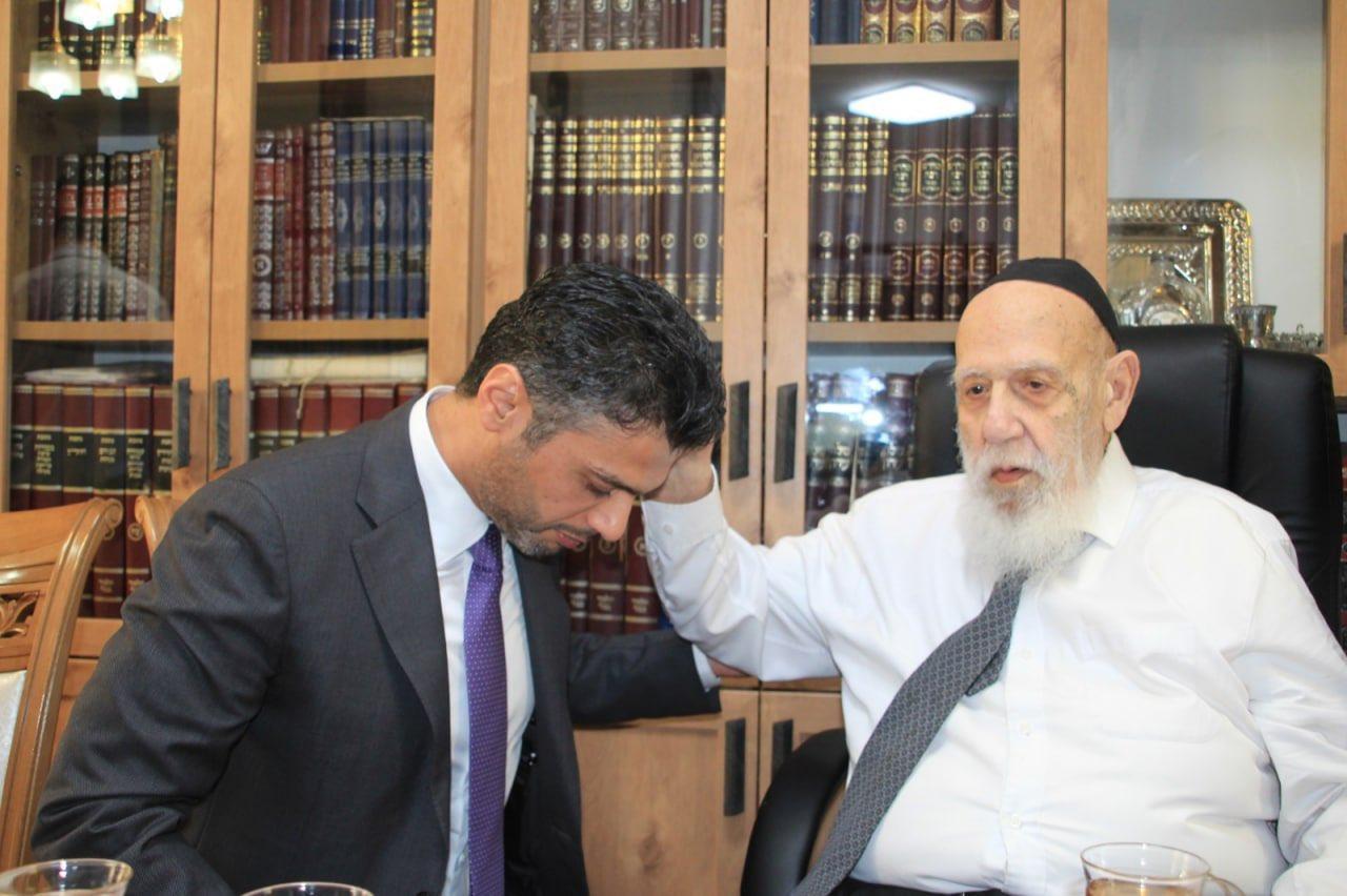Mohammed Al-Khaja menundukkan kepala mendapatkan 'berkat' dari Rabbi Ashkenazi Shalom Cohen, pemimpin spiritual Parti Shas dari gabungan politik kerajaan. Gambar: Twitter