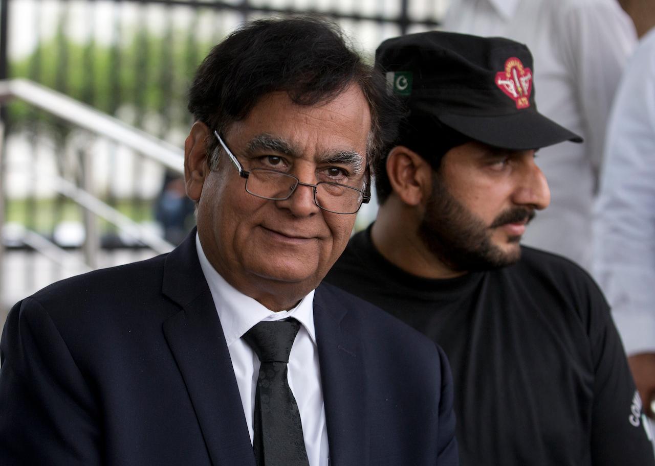Pakistani lawyer Saiful Malook (left) leaves the Supreme Court with a bodyguard, in Islamabad, Pakistan, Oct 8, 2018. A Pakistani appeals court on June 3 acquitted a Christian couple sentenced to death on blasphemy charges for allegedly insulting the Prophet Muhammad, Saiful, their defense lawyer said. Photo: AP