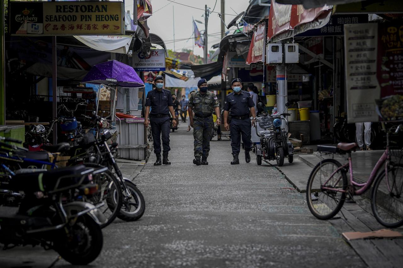 Police officers patrol around the Pulau Ketam area in Port Klang to monitor the presence of undocumented migrants, among others. Photo: Bernama