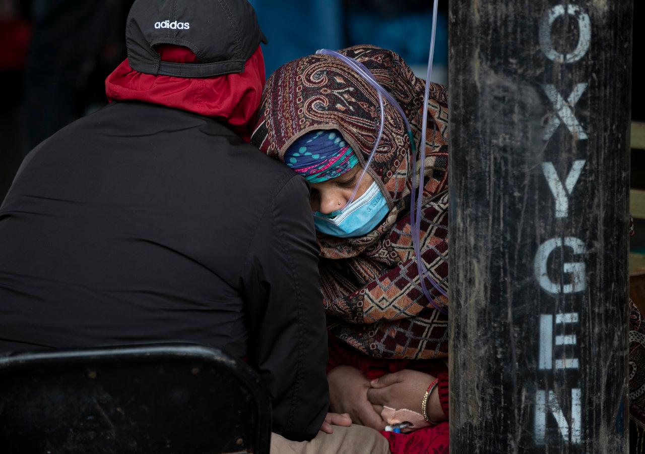 A Covid-19 patient receives oxygen outside an emergency ward at a government-run hospital in Kathmandu, Nepal, May 13. Photo: AP