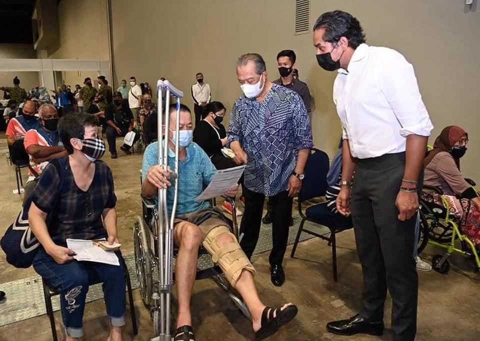 Perdana Menteri Muhyiddin Yassin semasa tinjauan di Pusat Pemberian Vaksin (PPV) di Pusat Pameran dan Perdagangan Antarabangsa Malaysia (Mitec) di Kuala Lumpur diiringi Menteri Sains, Inovasi dan Teknologi Khairy Jamaluddin. Gambar: Facebook
