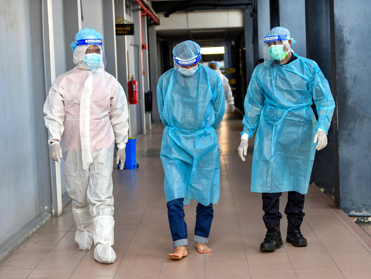 Sisa buangan klinikal seperti bahan plastik pakai buang, sarung tangan getah dan gaun isolasi yang digunakan petugas barisan hadapan di semua fasiliti kesihatan setakat ini meningkat sebanyak 111.94 peratus berbanding pada Disember 2019 sebelum Covid-19 berlaku. Gambar: Bernama