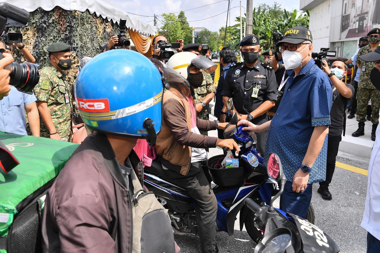 Menteri Kanan (Kluster Keselamatan) Ismail Sabri Yaakob meninjau pematuhan prosedur operasi standard (SOP) susulan pelaksanaan sekatan pergerakan penuh fasa pertama ketika membuat lawatan ke Sekatan Jalan Raya di Jalan Ampang, hari ini. Gambar: Bernama