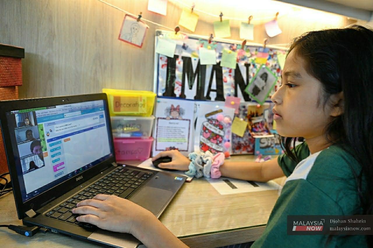 Laptop menjadi keperluan penting untuk murid dan pelajar bagi meneruskan sesi pembelajaran di rumah.