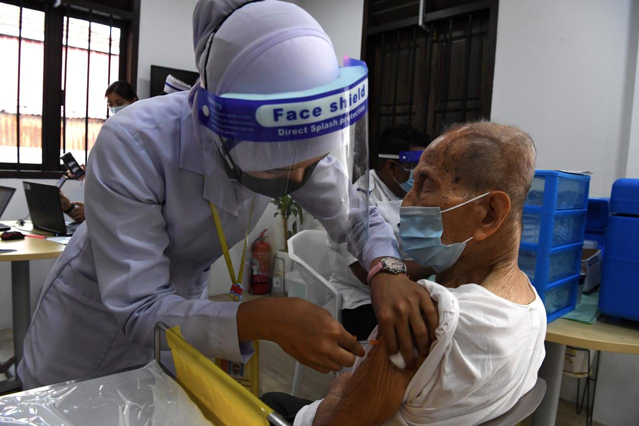 A senior citizen receives a shot of vaccine against Covid-19 in George Town, Penang. Photo: Bernama