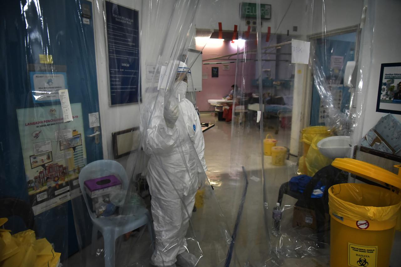 Health workers at Hospital Nukleus in Labuan wear protective equipment in the Covid-19 ICU ward. Photo: Bernama