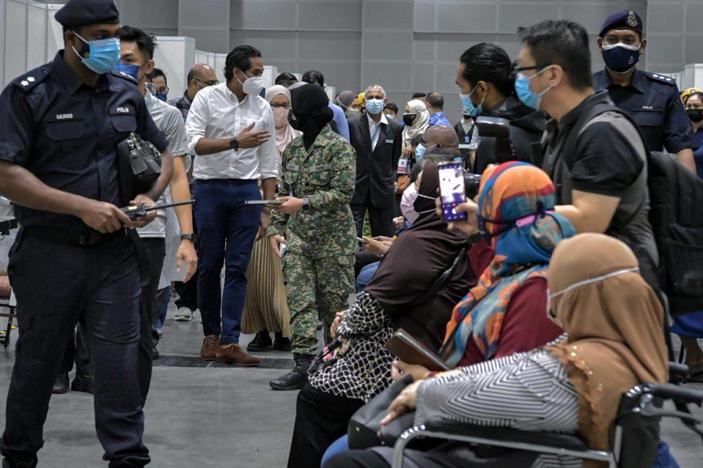 Khairy Jamaluddin di pusat pemberian vaksin KLCC, Kuala Lumpur hari ini. Gambar: Bernama