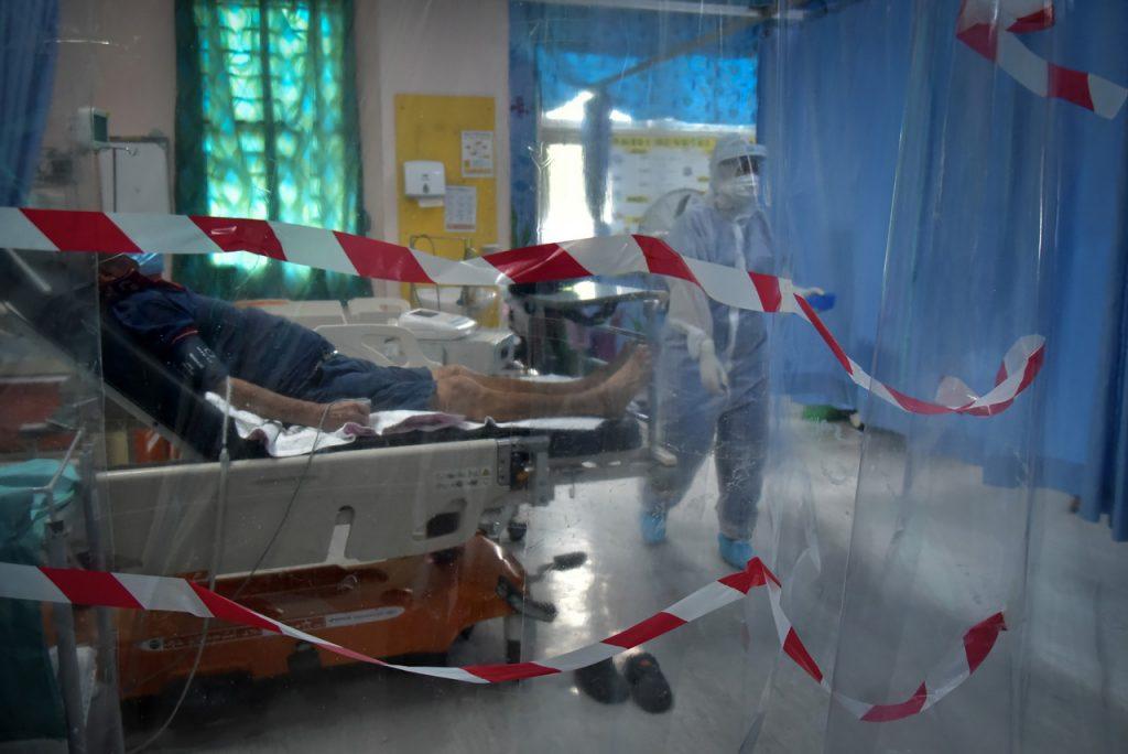 Petugas kesihatan di Hospital Nukleus, Labuan memakai pakaian pelindung lengkap di wad ICU Covid-19. Gambar: Bernama