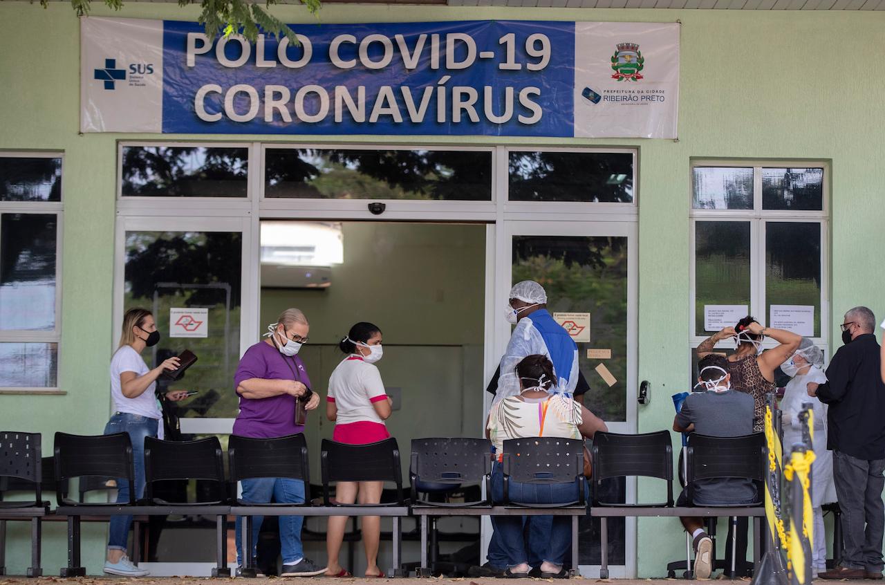 People with Covid-19 symptoms wait to be assisted outside a hospital that is at full capacity in Ribeirao Preto, Sao Paulo state, Brazil, May 28. Covid-19 has already claimed more than 470,000 lives in Brazil, second only to the US. Photo: AP