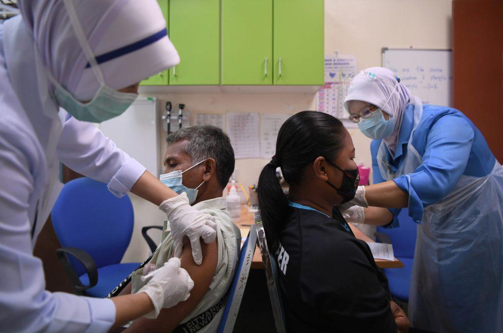 Petugas kesihatan menyuntik vaksin kepada Orang Asli di Pahang. Setakat ini, hanya seramai 3,018 Orang Asli menerima dos pertama vaksin dan sejumlah 1,330 individu telah menerima dos vaksin kedua.
