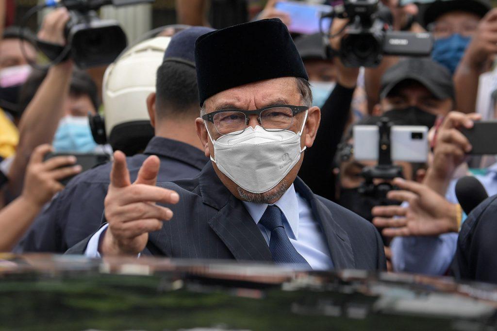 Presiden PKR Anwar Ibrahim di pintu pagar Istana Negara menemui wartawan selepas mengadap Yang di-Pertuan Agong semalam. Gambar: Bernama