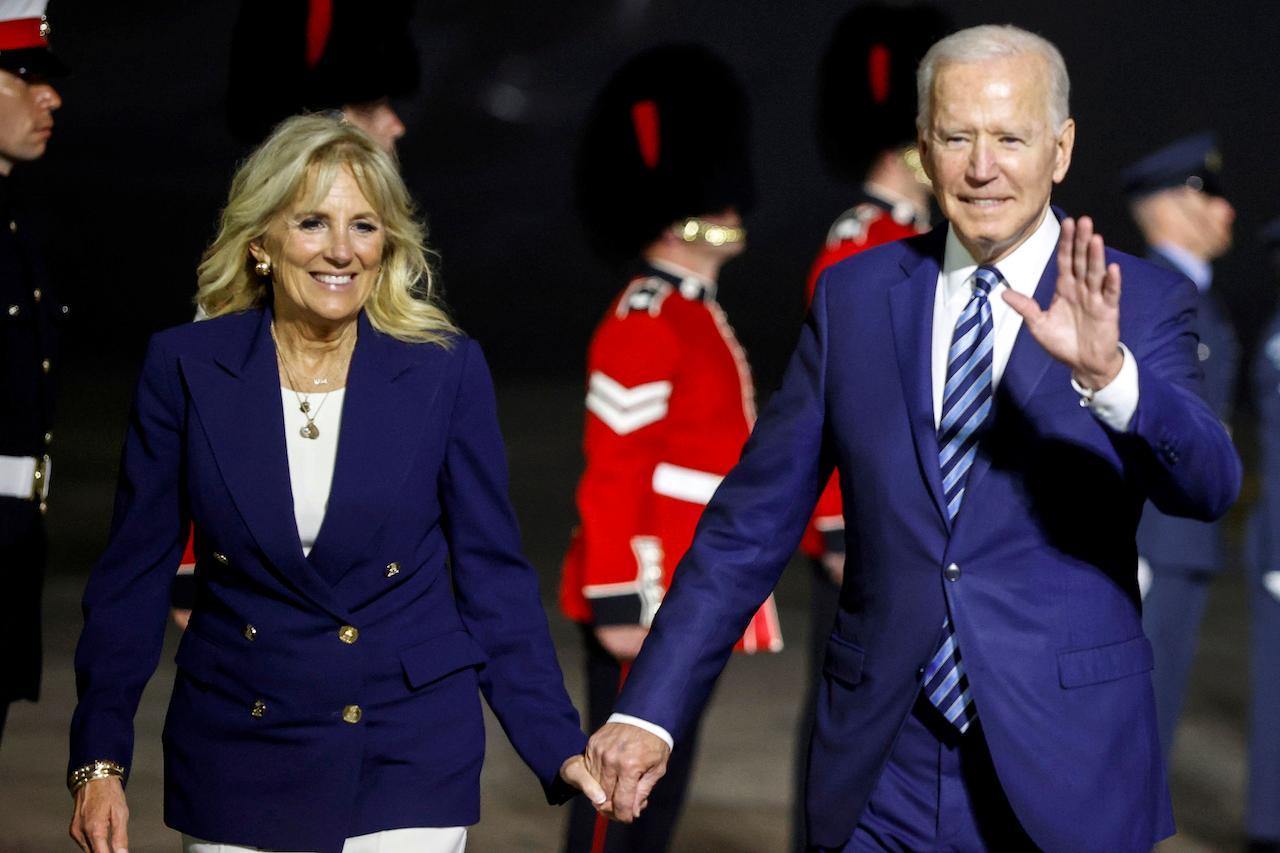 US President Joe Biden and first lady Jill Biden arrive on Air Force One at Cornwall Airport Newquay, near Newquay, England, ahead of the G7 summit in Cornwall, early June 10. Photo: AP