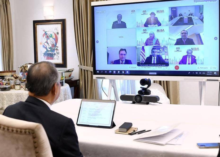 Perdana Menteri Muhyiddin Yassin bersama wakil AT&S, Mida dan Miti dalam sebuah telesidang bersama hari ini. Gambar: Facebook