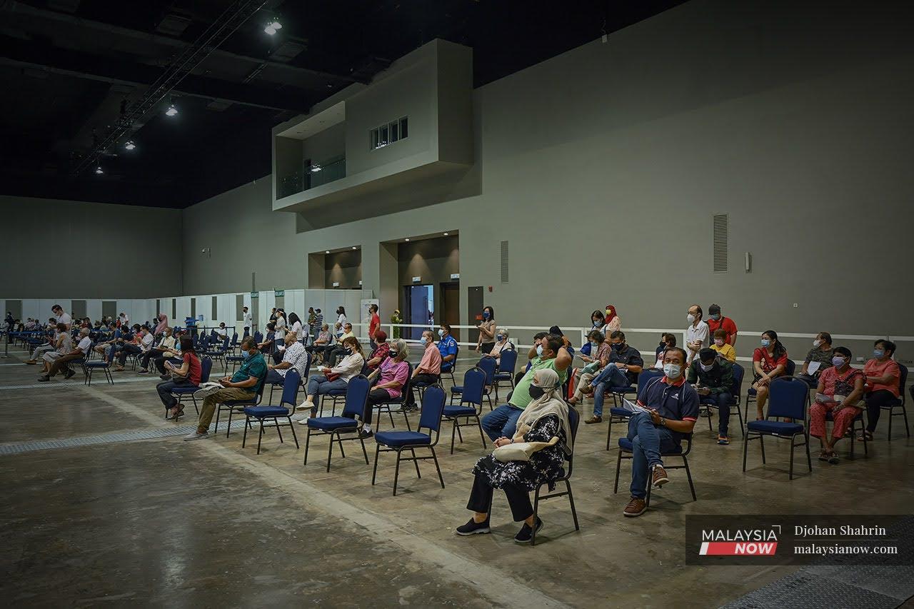Orang ramai yang hadir dan menunggu giliran sebelum menerima vaksin Sinovac di Malaysia International Trade and Exhibition Centre (MITEC), Jalan Dutamas.