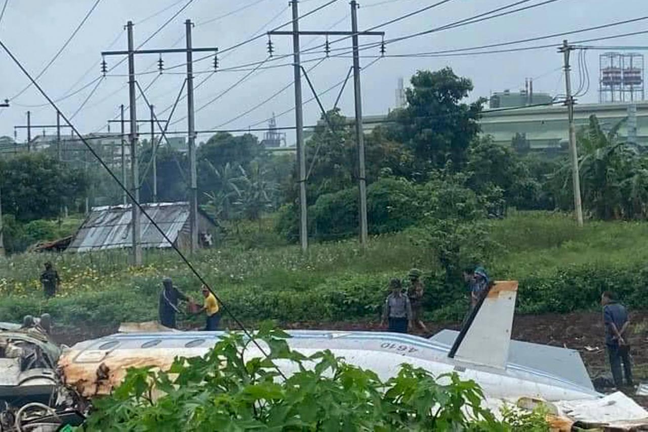 Military and locals stand beside the wreckage of a Myanmar Air Force Beechcraft 1900 that crashed in Pyin Oo Lwin, Mandalay, Myanmar on June 10. Photo: AP
