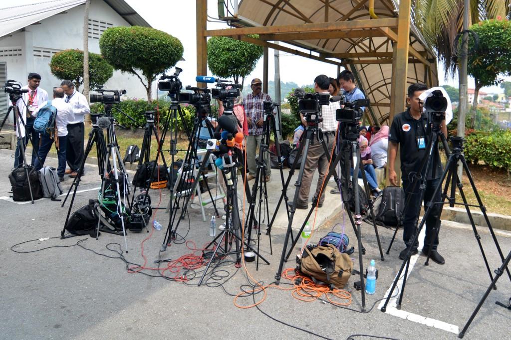 Petugas media bersiap sedia untuk melaporkan berita dari tempat kejadian. Program vaksinasi kebangsaan sudah memulakan usaha memanggil petugas media untuk vaksinasi bermula 9 Jun. Gambar: AFP