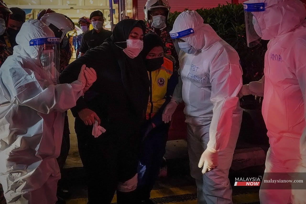 Beberapa petugas dari agensi penyelamat, berjaya membawa keluar beberapa penumpang yang cedera akibat kemalangan tren bernombor 40 dan 81 di Stesen LRT KLCC Mei lalu.