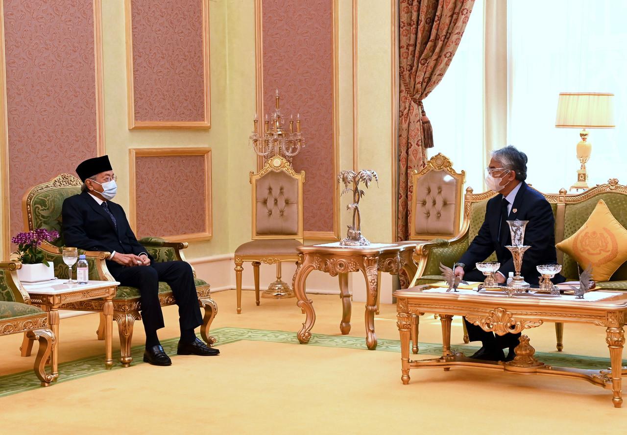 Yang di-Pertuan Agong Sultan Abdullah Sultan Ahmad Shah berkenan menerima menghadap bekas perdana menteri Dr Mahathir Mohamad di Istana Negara pada 10 Jun, 2021. Gambar: Bernama