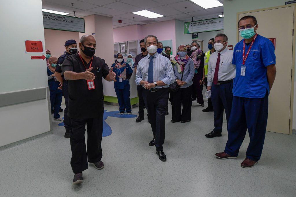 Perdana Menteri Muhyiddin Yassin melawat Hospital Pakar Kanak-Kanak Universiti Kebangsaan Malaysia di Kuala Lumpur hari ini. Photo: Bernama