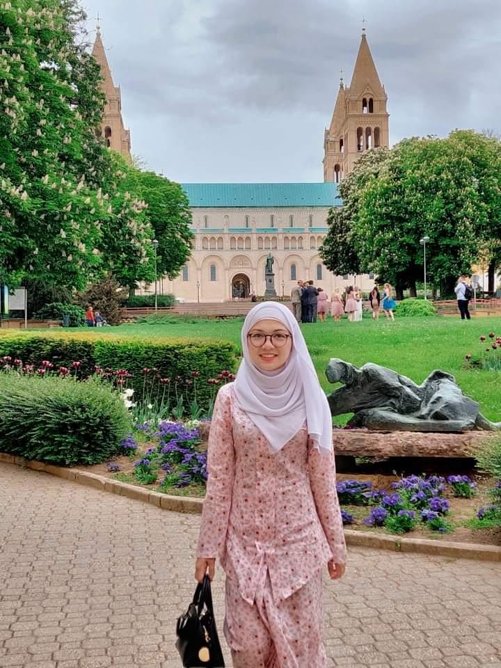 Pelajar Malaysia di Hungary, Puteri Norliana Megat Ramli menyaksikan bagaimana kejayaan vaksinasi menjadikan kehidupan masyarakat di negara itu kembali normal. Gambar: Bernama