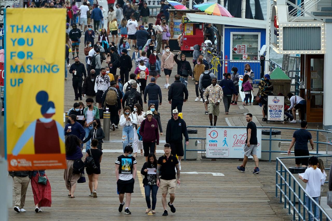 A posted sign thanks visitors for wearing masks in Santa Monica, California, May 13. The Covid-19 pandemic has claimed more lives in the US than in any other country. Photo: AP