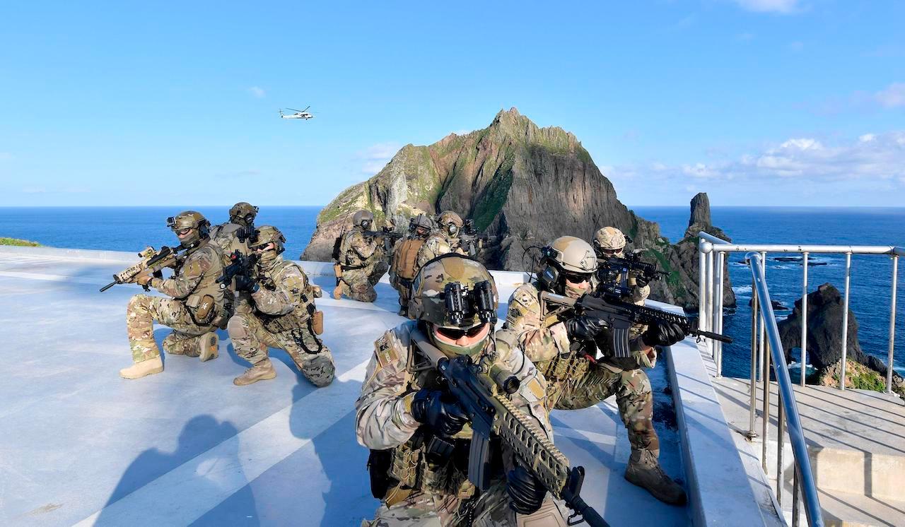 Members of the South Korean Navy's special forces participate in a drill on the islets called Dokdo in Korean and Takeshima in Japanese, in this Aug 25, 2019 file photo. Photo: AP