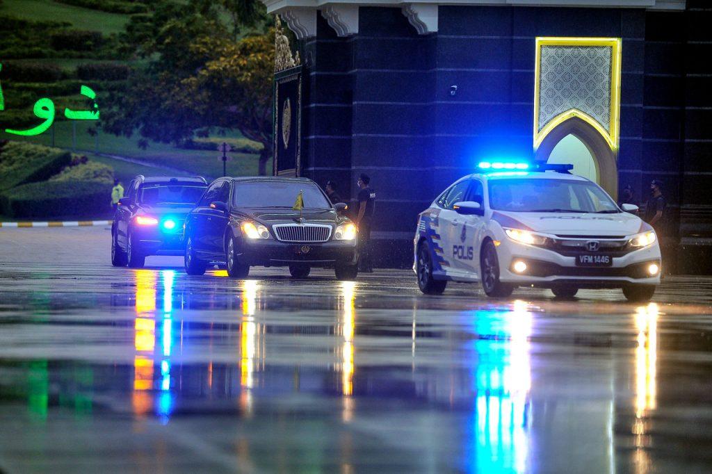 Kenderaan rasmi Sultan Perak keluar daripada perkarangan Istana Negara selepas pertemuan bersama Yang di-Pertuan Agong hari ini. Gambar: Bernama