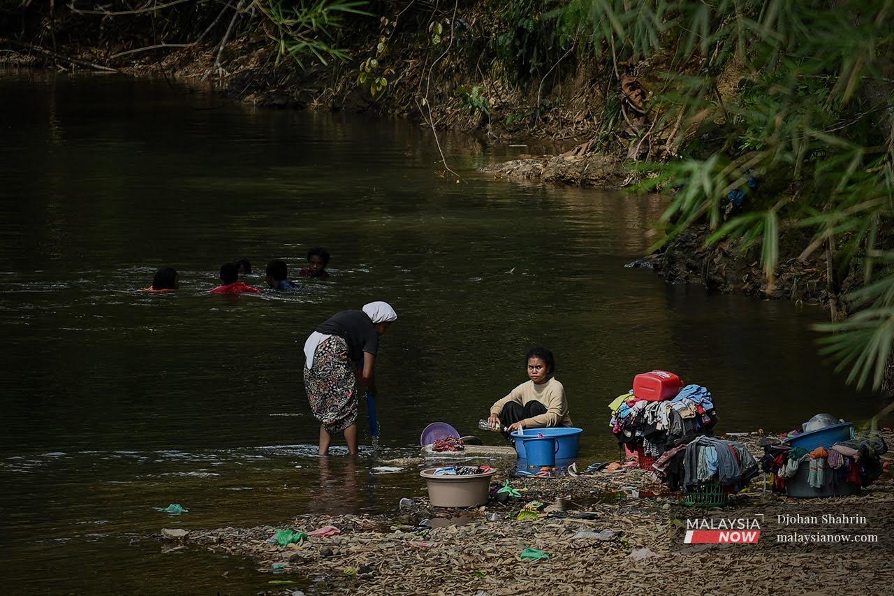 Orang Asli suku Kensiu mencuci pakaian di Sungai Legong, Baling, Kedah.Orang Asli yang kebanyakannya tinggal di pedalaman menyukarkan proses vaksinasi mereka, vaksin CanSino yang hanya memerlukan satu dos pelalian bakal memudahkan petugas kesihatan.