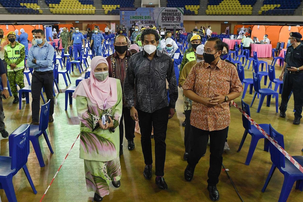 National Covid-19 Immunisation Programme coordinating minister Khairy Jamaluddin (centre) at the Gong Badak Indoor Stadium vaccination centre in Kuala Nerus today. With him is Terengganu Menteri Besar Ahmad Samsuri Mokhtar (right). Photo: Bernama