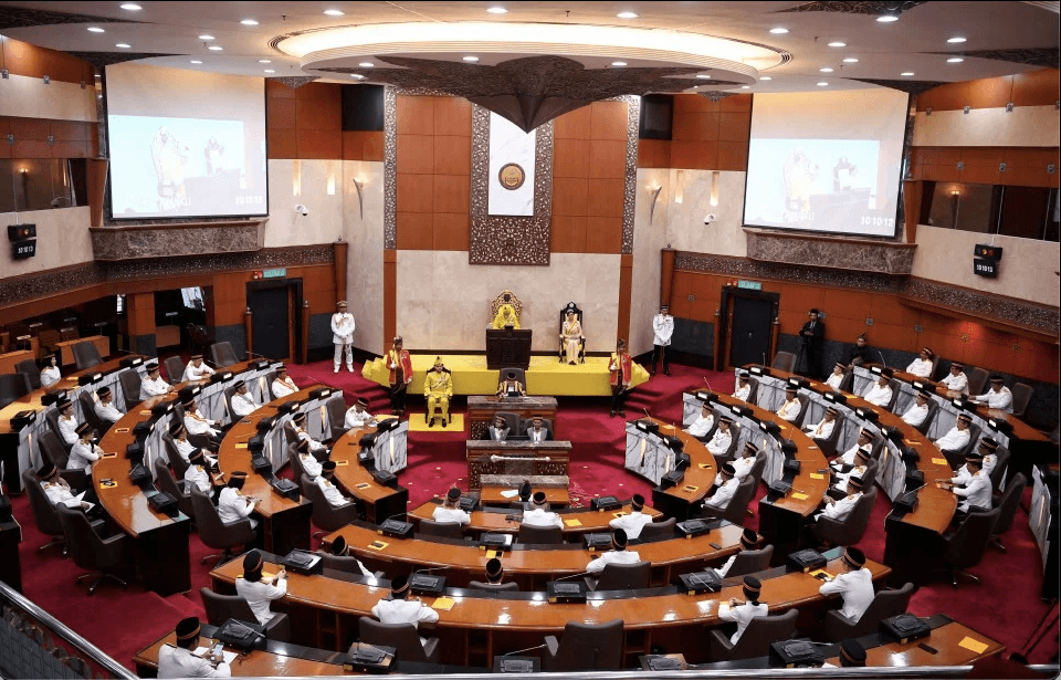 Selangor ruler Sultan Sharafuddin Idris Shah speaks at the opening of the Selangor state assembly in March last year. State assembly sittings have been suspended since January under the state of emergency. Photo: Bernama