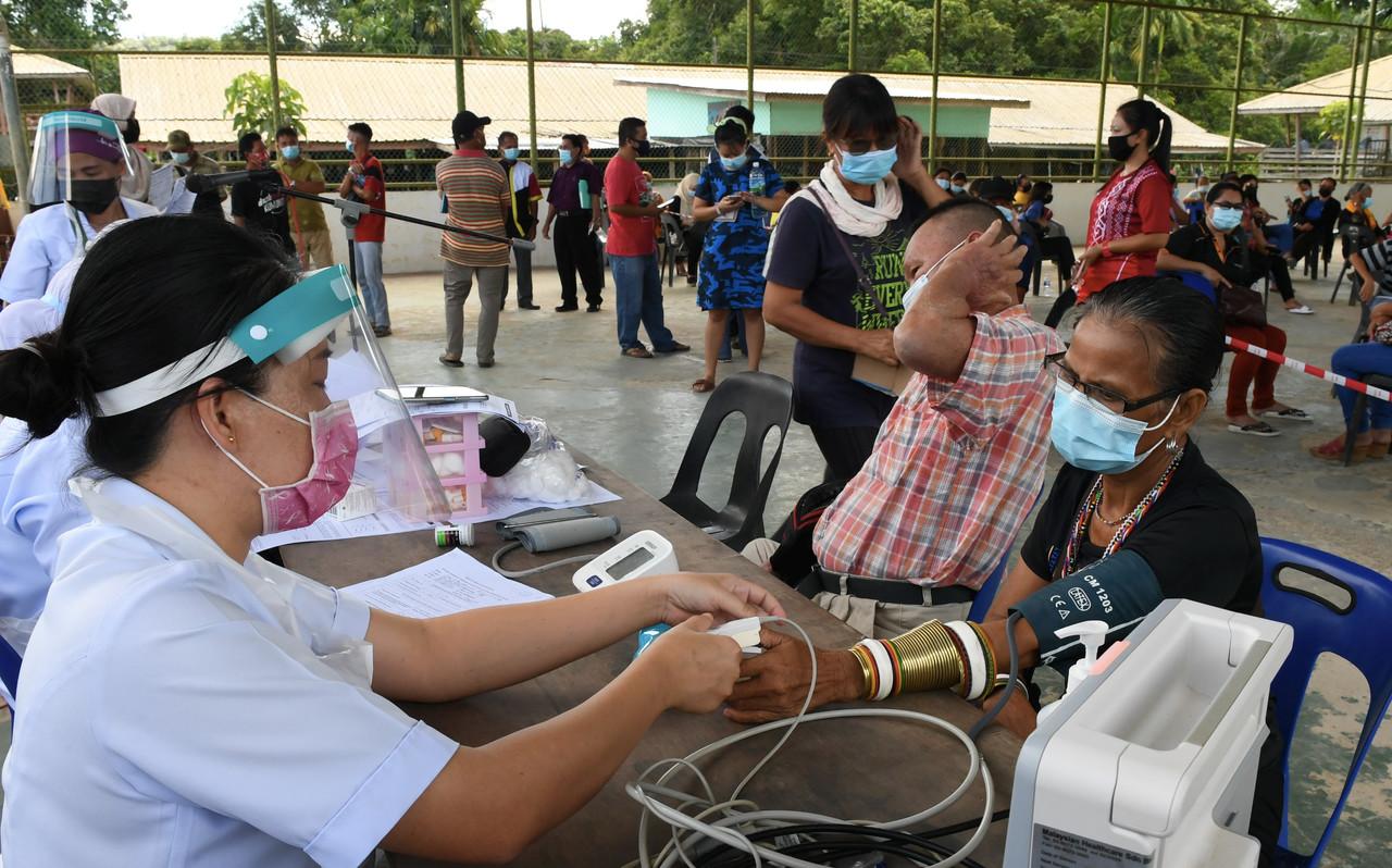 Warga emas Rinumbizal Masadai, 63, membuat pemeriksaan kesihatan sebelum menerima suntikan vaksin Covid-19 di Dewan Terbuka Kampung Bongkol yang terletak kira-kira 23 kilometer dari Pitas, Sabah. Gambar: Bernama